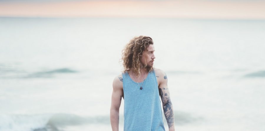 L’énorme succès de Julien Doré se recycle dans les bacs.